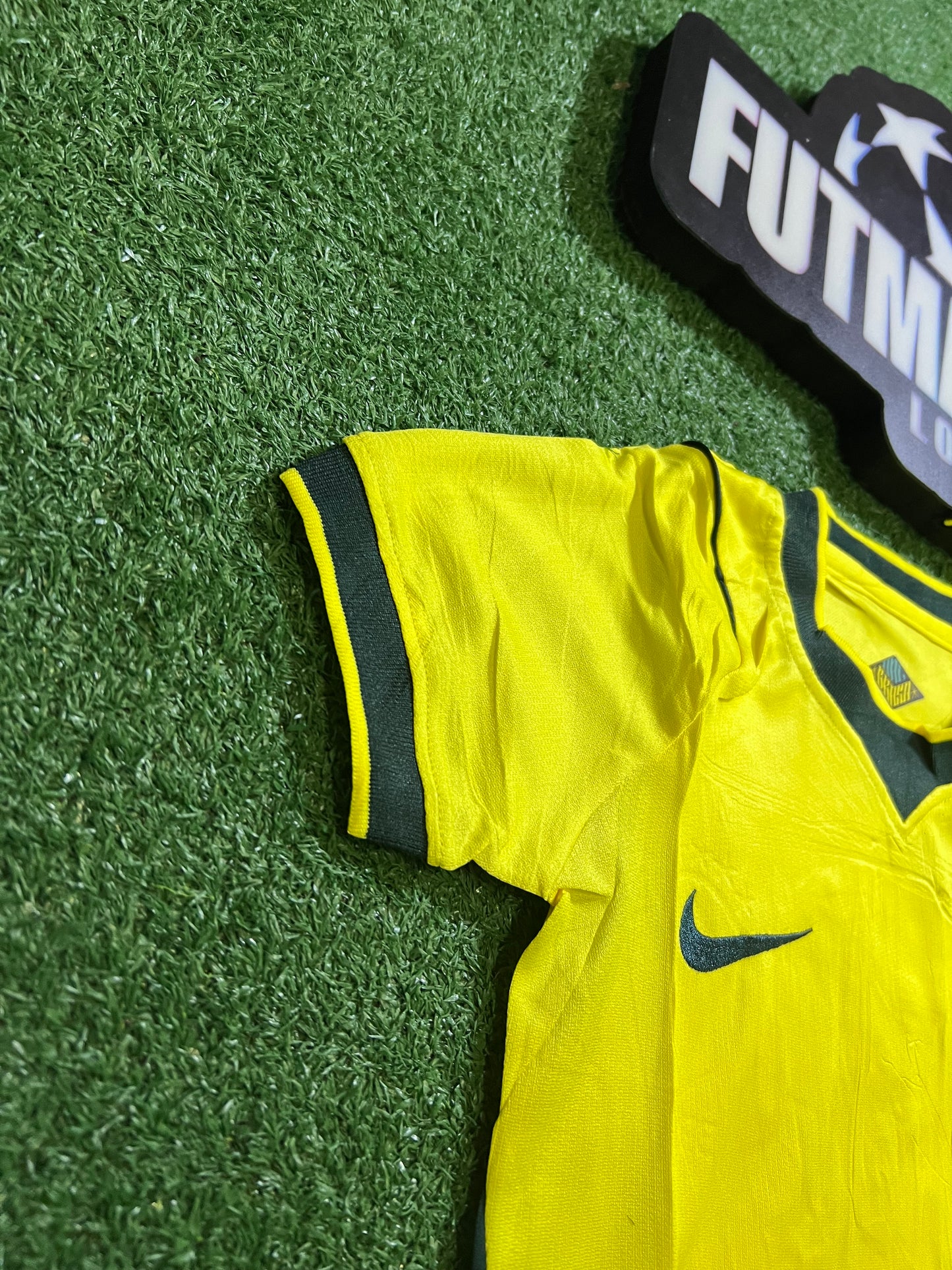 kit Infantil Brasil 26/27 - Amarelo - Gola escura |  FutMantos
