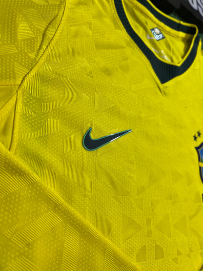 Camisa Brasil Amarela I 26/27 - Jogador Manga Longa (Gola mais Escura) | Futmantos