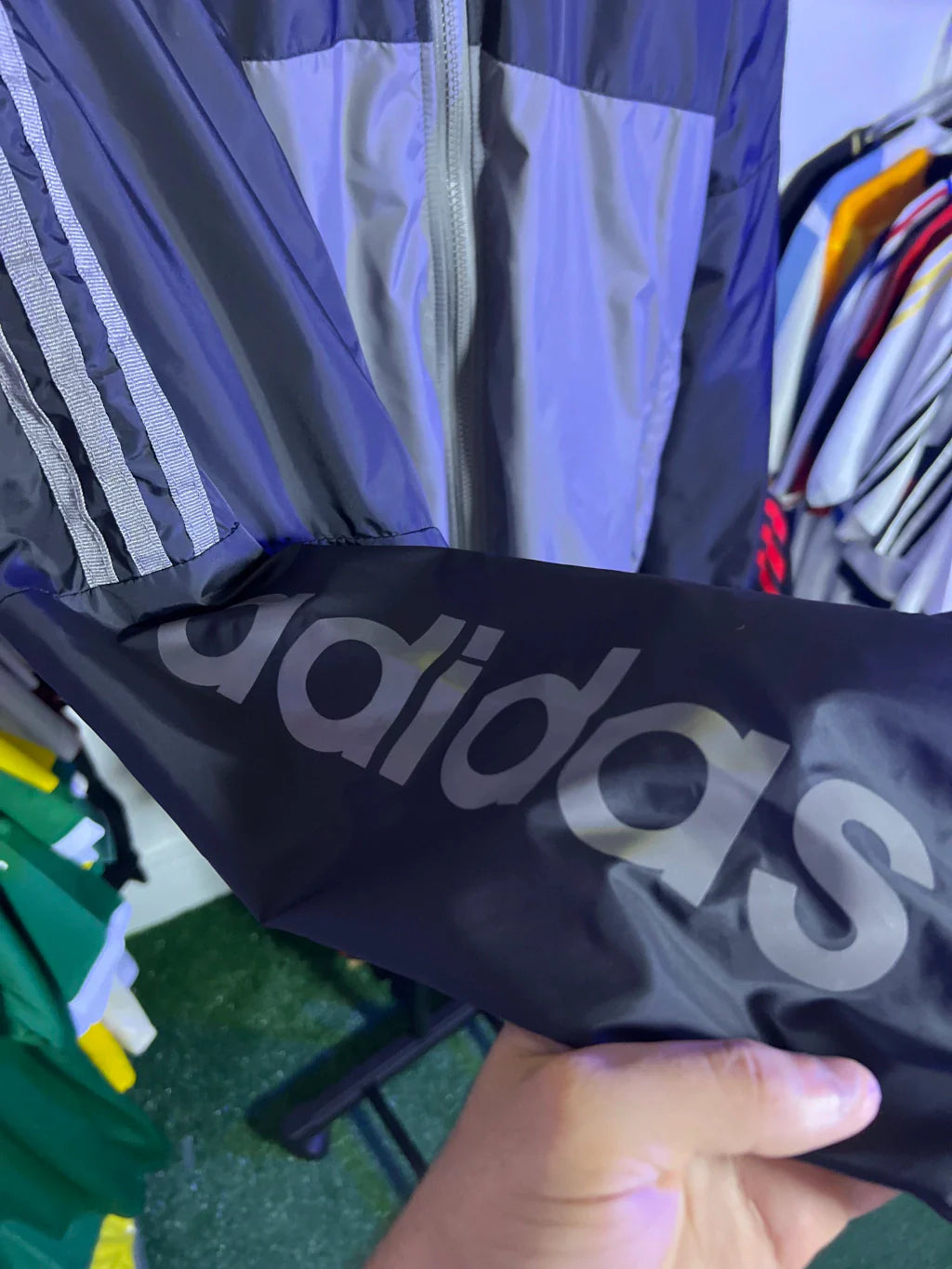 Corta Vento Adidas Preto e Cinza 2011| FutMantos