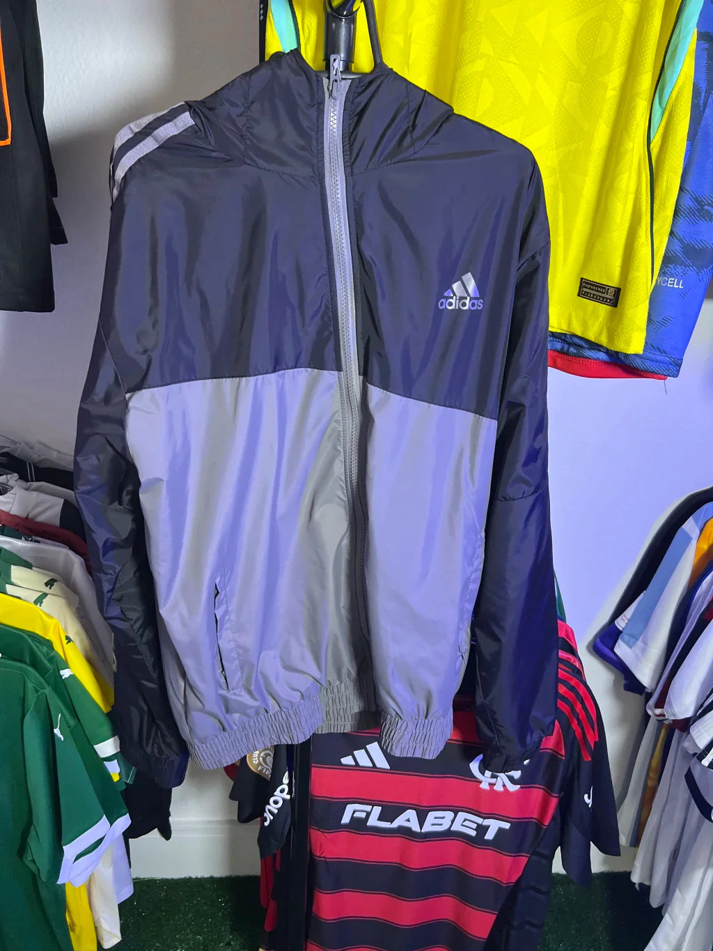 Corta Vento Adidas Preto e Cinza 2011| FutMantos